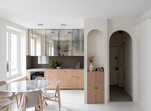 Dapur dengan cermin besar untuk memberikan kesan luas